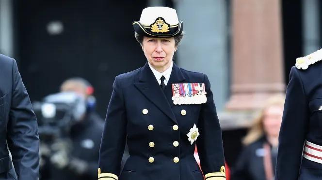 一篇帖子批评英国皇家海军，指责其动用高达20万英镑的纳税人资金，用于重新设计女性