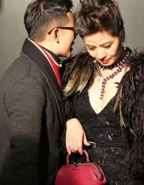 1983年，一个50岁的富商掏出一张100万的支票，色眯眯地对钟楚红说：“钟小姐