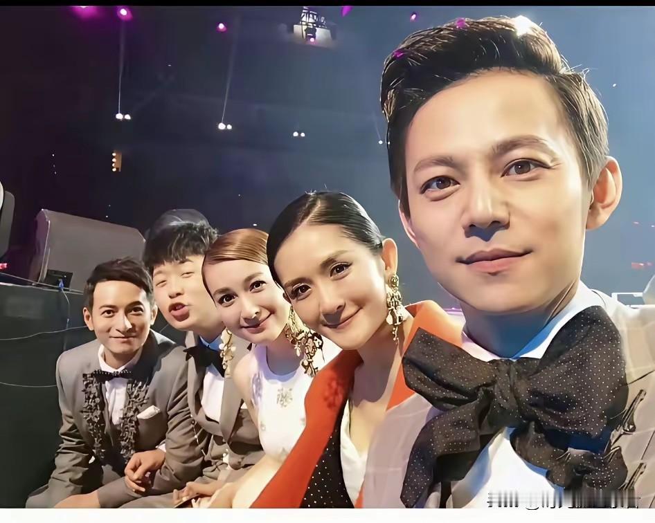 杜海涛是搞笑的，竟然把快乐家族的照片都p成了自己。杜海涛也是可以的，快乐大本营