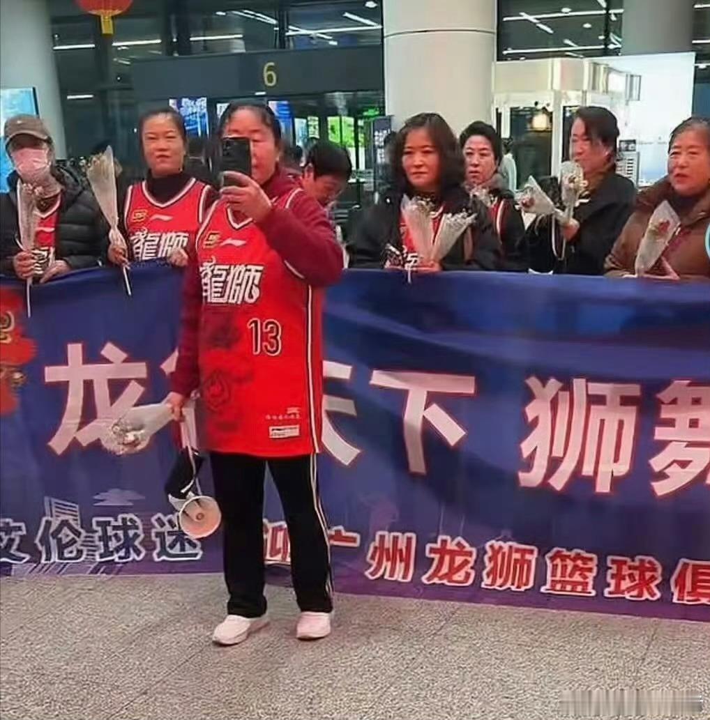 根据球迷消息！郭艾伦的训练装备已经从广州运回沈阳。后续很长一段时间里...