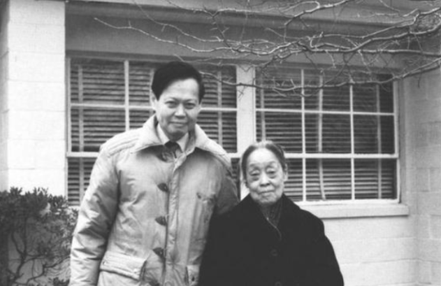 杜聿明好奇地问妻子：“你是共产党？”曹秀清毫不避讳地答道：“我曾经是。”杜聿明对