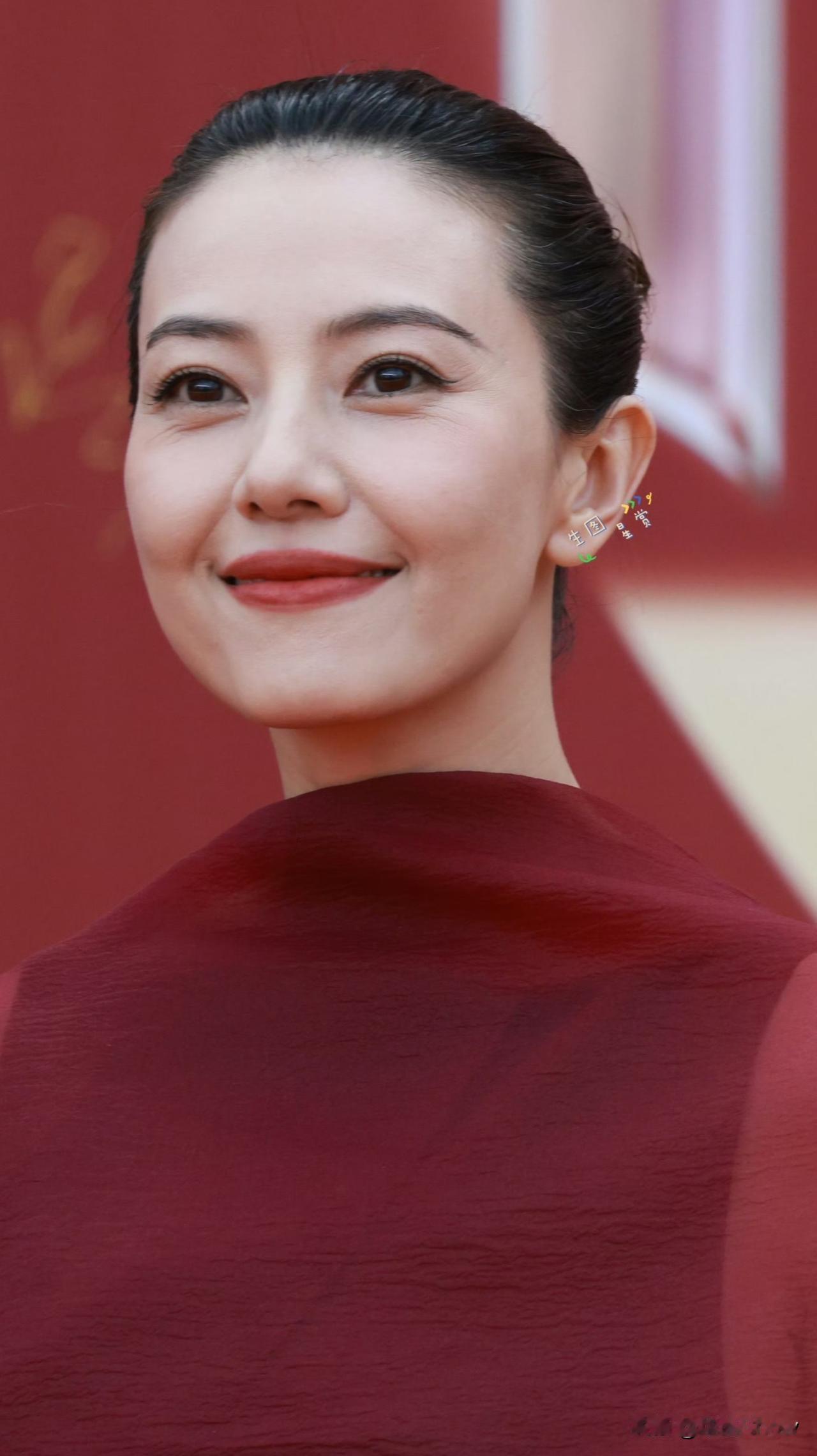 “治愈女神”高圆圆的法令纹是爱笑导致的？内地女星高圆圆出席某盛典，穿搭堪称完美