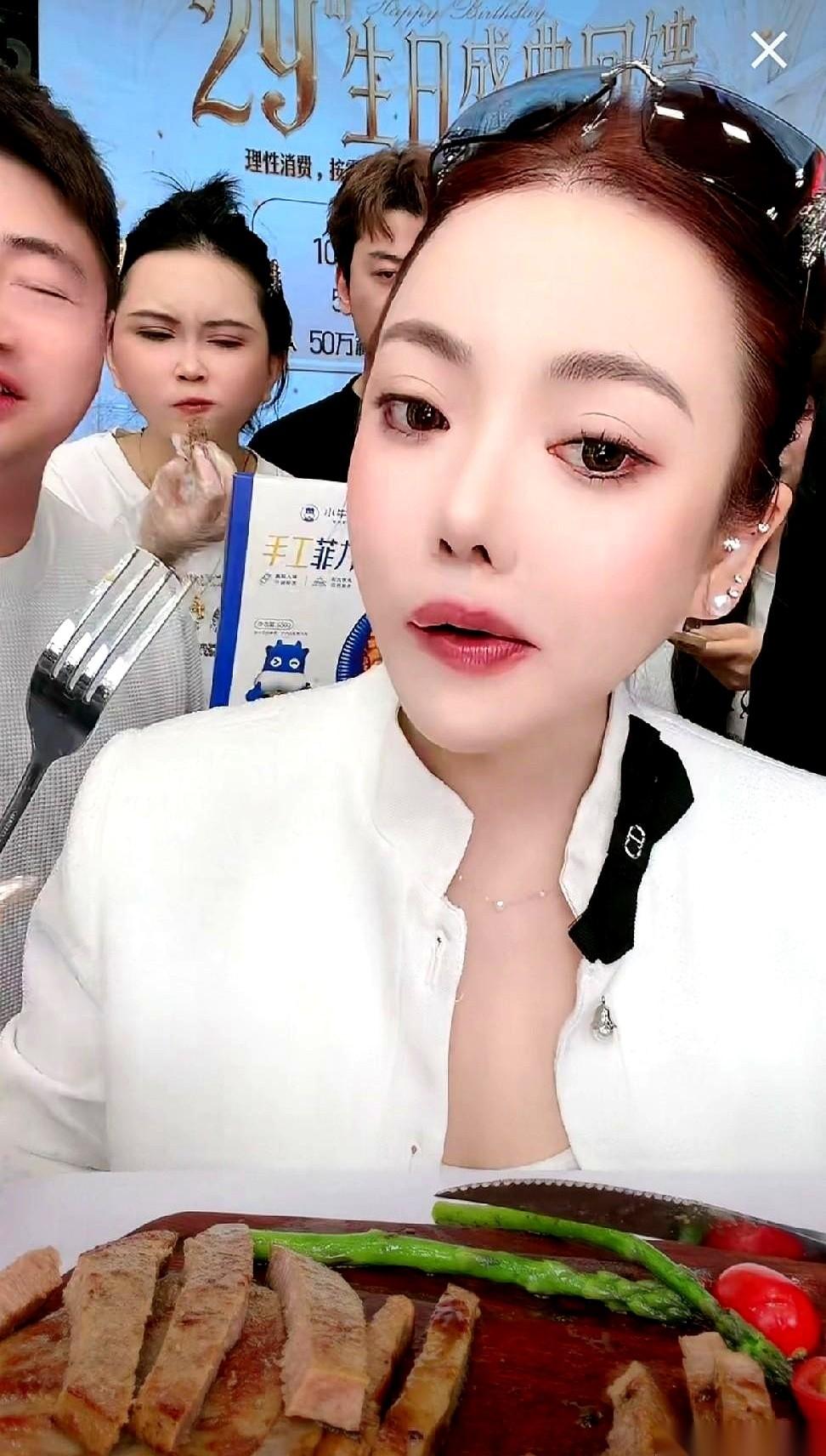 前脚还内涵是蛋蛋挖了自己墙角，后脚球球就对着镜头猛摆手，说搞错了，是广州一家公司