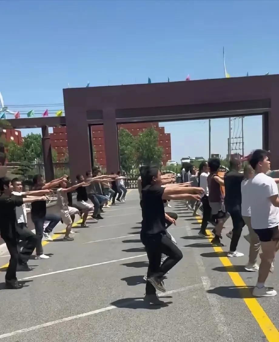 农民工出门打工何其难啊！竟然被南方的某一个集装箱厂子小领导当猴耍，招工面试填表，