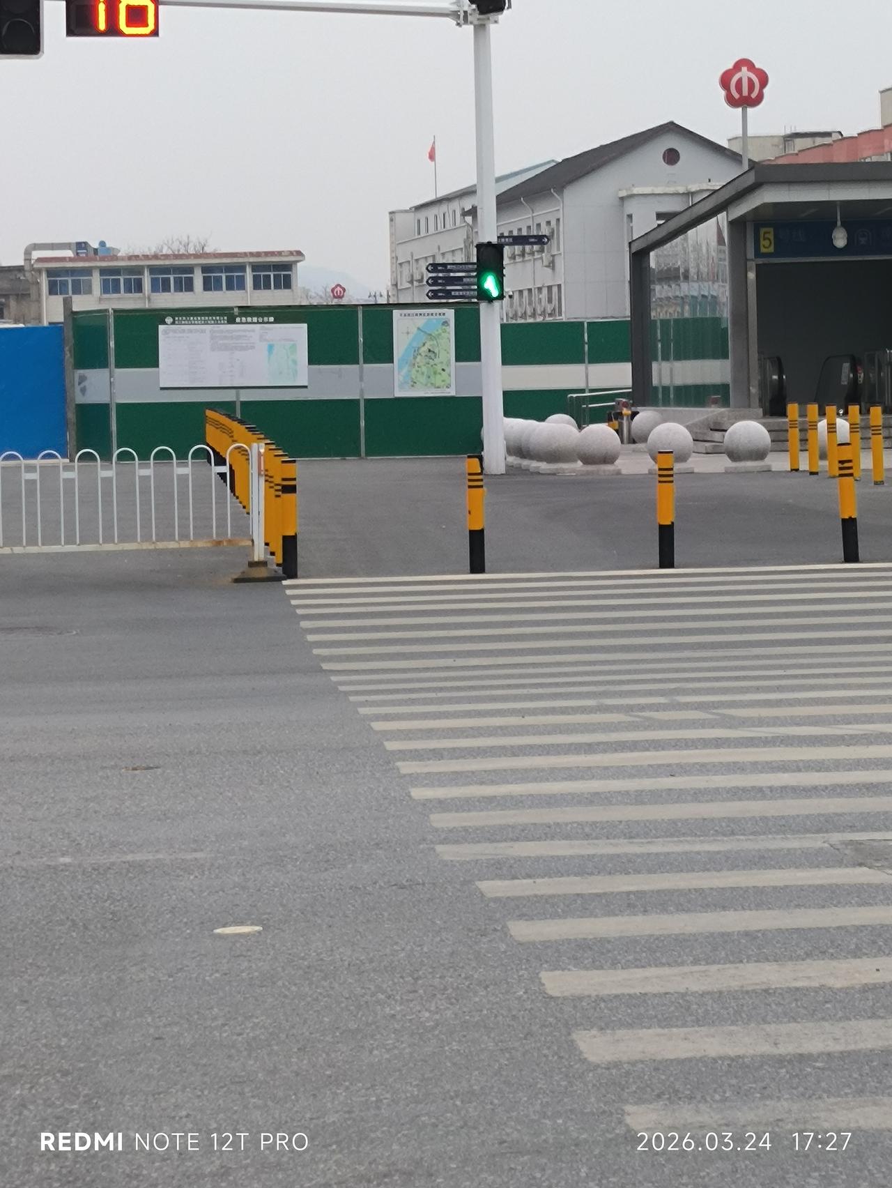 南京西站地铁5号线1号出口前，二三十米的道路，过街斑马线的绿灯只有14秒！差不多