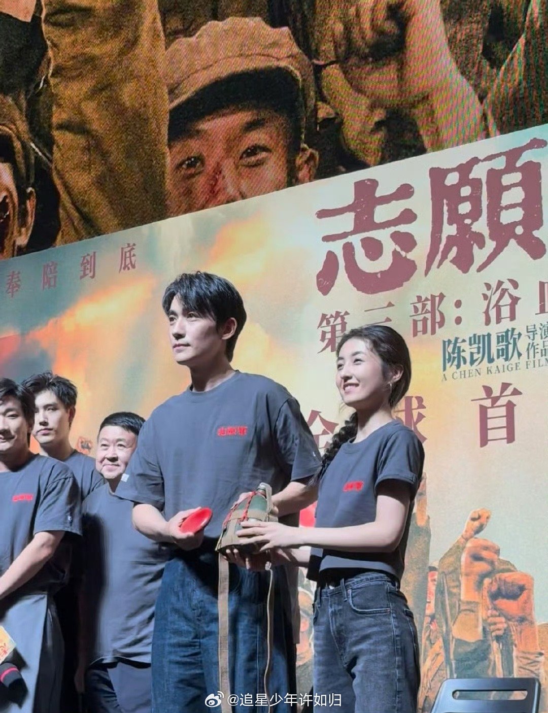 想给朱一龙张子枫做顿饺子看《志愿军》为李家意难平，他们连顿团圆饭都没吃。首映礼