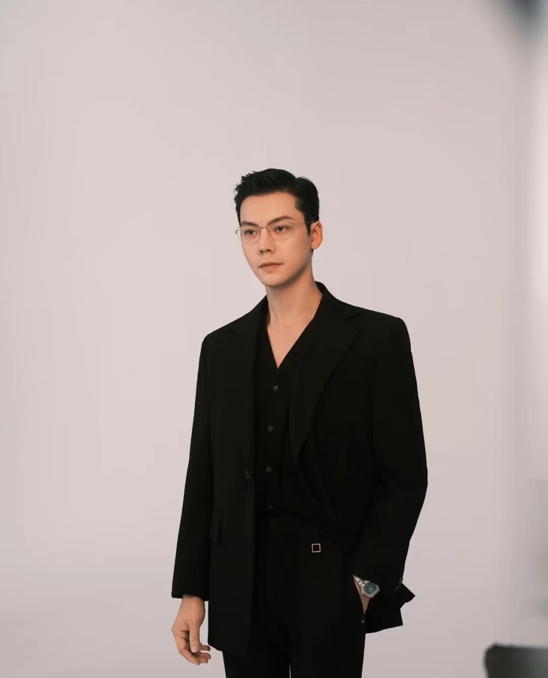 我有个做娱记的朋友最近蹲到陈伟霆，她说现在的陈伟霆和以前报道的他，不太一样！我