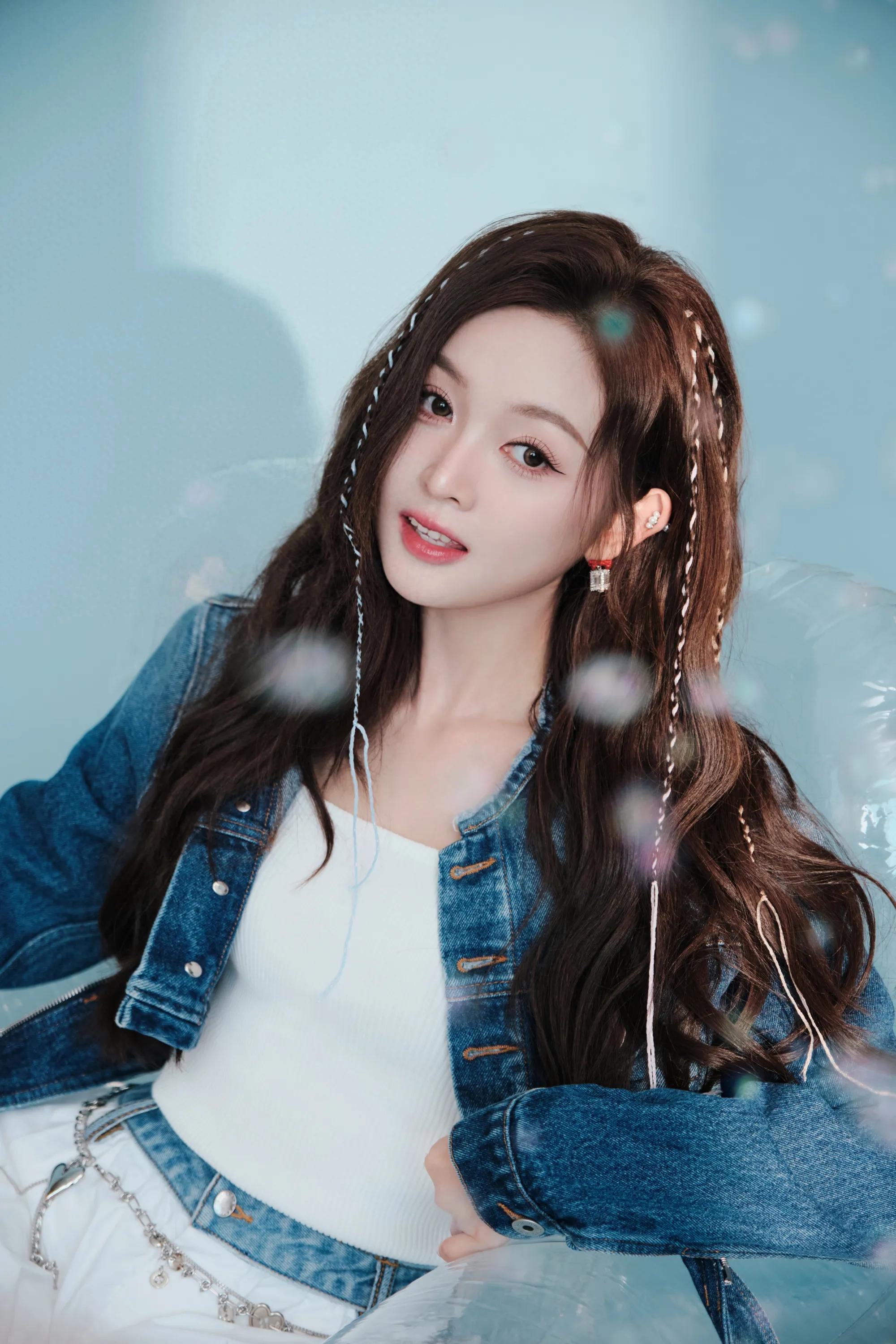 吴宣仪搂过腰版，好可爱俏皮宝宝