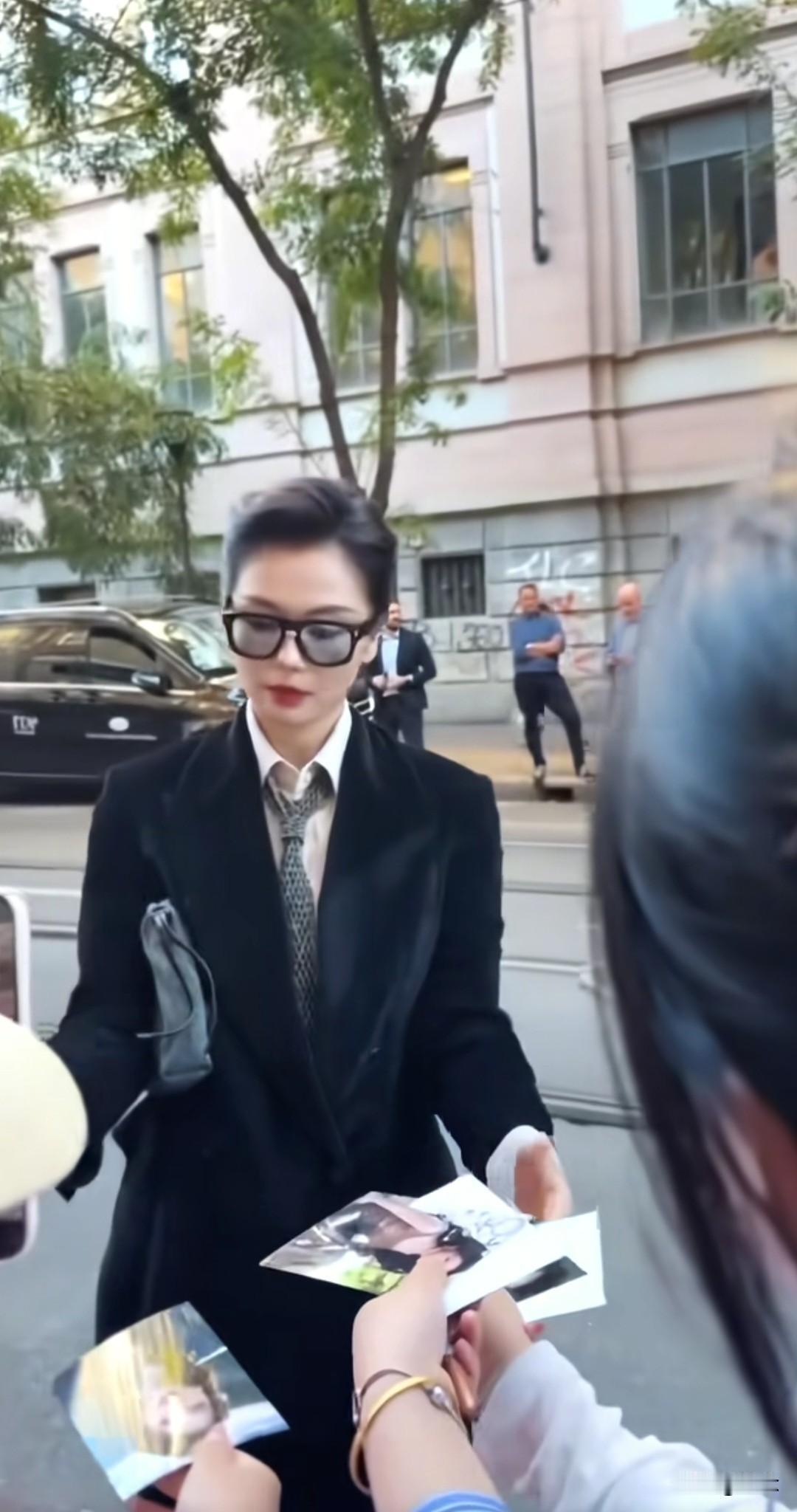 签名签出一种来收购的既视感[呲牙笑][呲牙笑][呲牙笑]刘涛米兰时装周签名名场面！背头