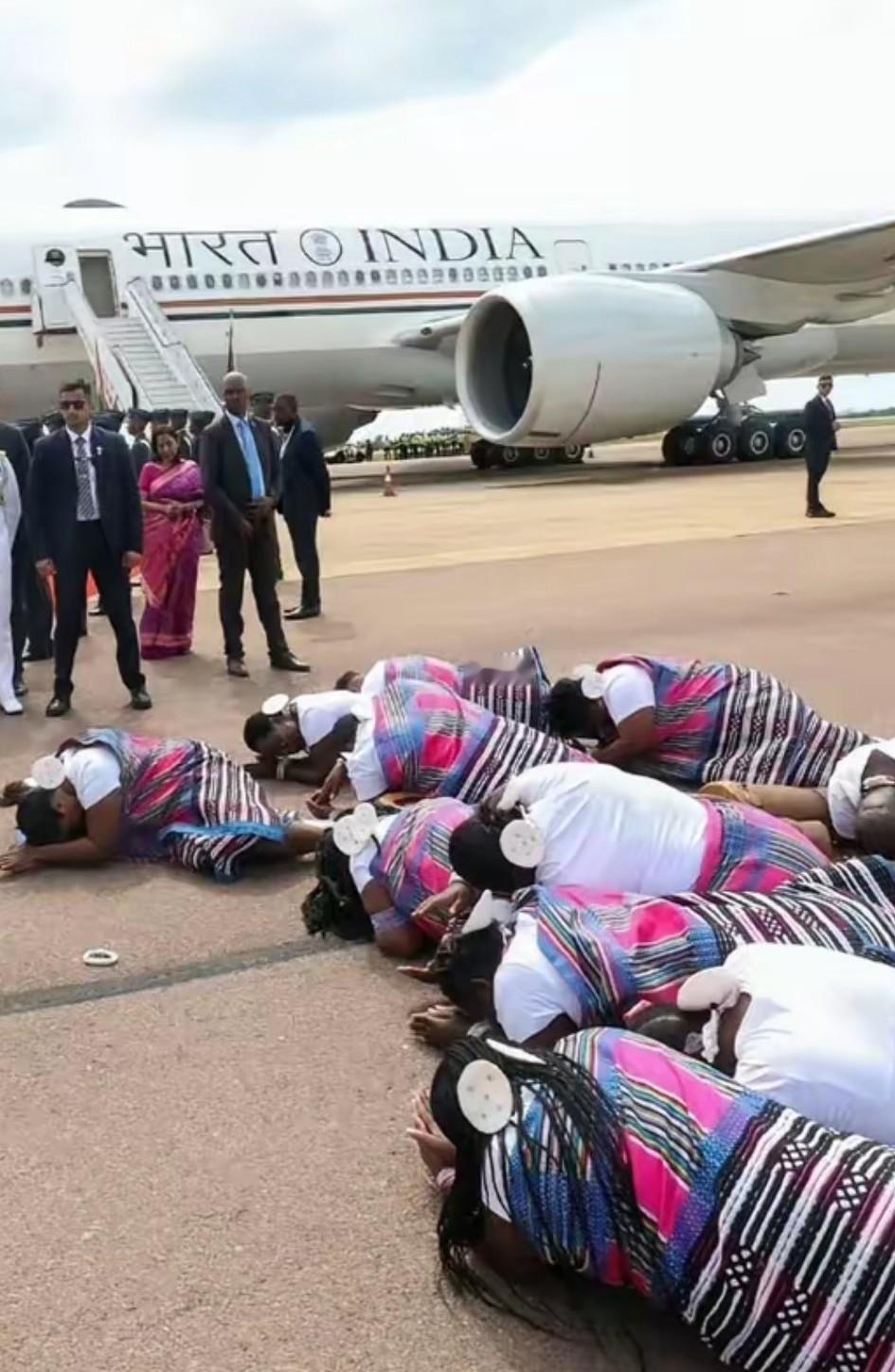 南非G20全球峰会，莫迪大仙抵达机场，一群妇女匍匐在地上欢迎大仙到来，莫迪还以礼