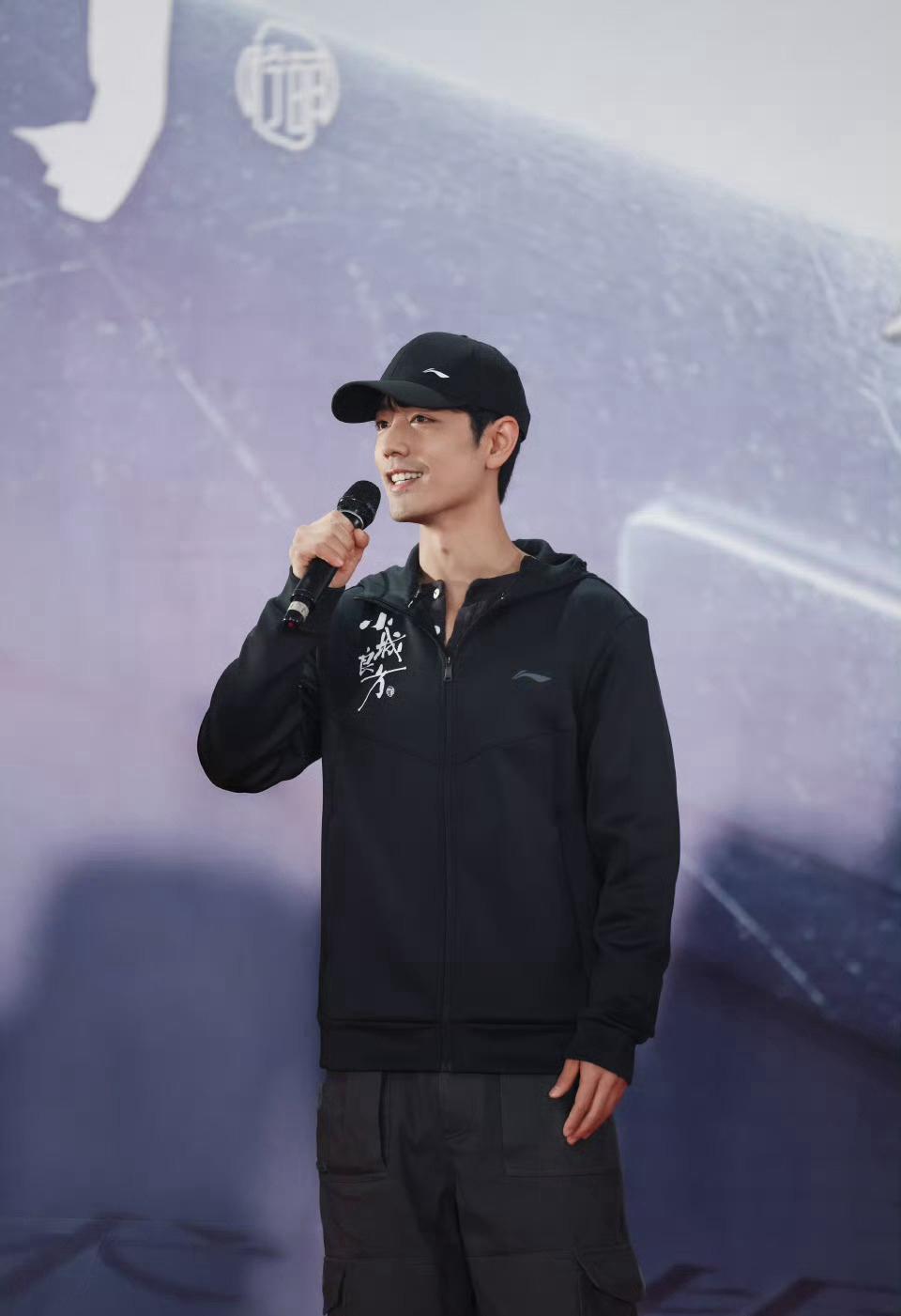 肖战来锦州拍戏，直接把这座小城给点燃了！《小城良方》刚开机，热情的锦