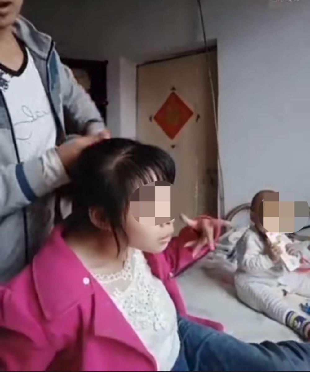 脑瘫妈妈看宝宝哭闹去哄宝宝, 母爱的心酸感动了千万人