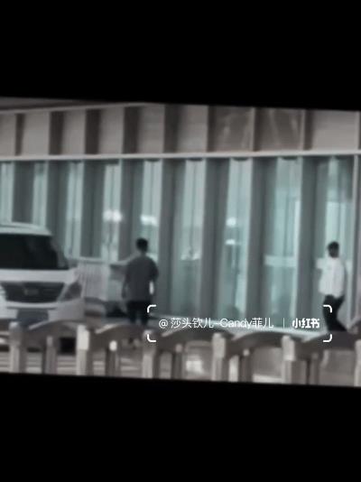 孙颖莎抵达北京，商务车接机~莎莎到北京后就人参果“遁地”了吧！要不然对团队的压
