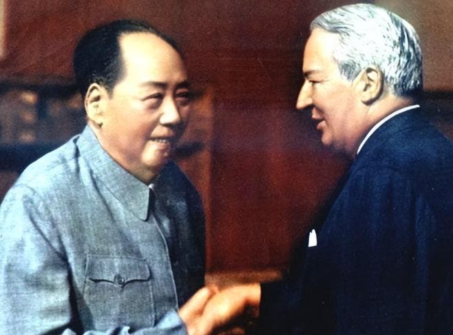 1974年5月的北京，中南海怀仁堂，空气几乎凝固了。毛泽东突然扭过头，用一种闲聊