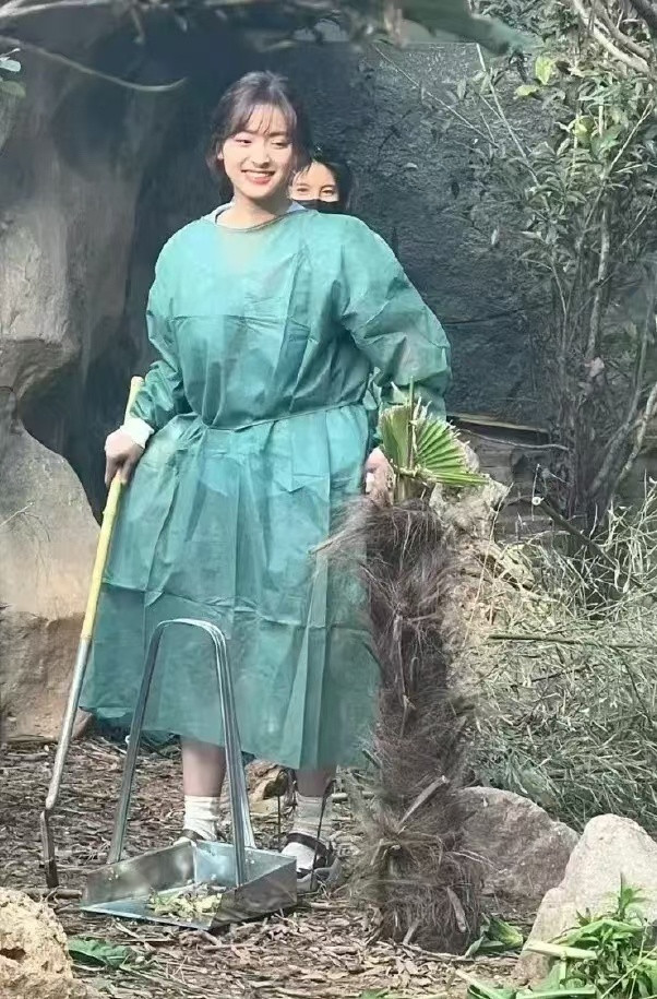 沈月扫个地都美若天仙，也难怪那么多人喜欢她啦！