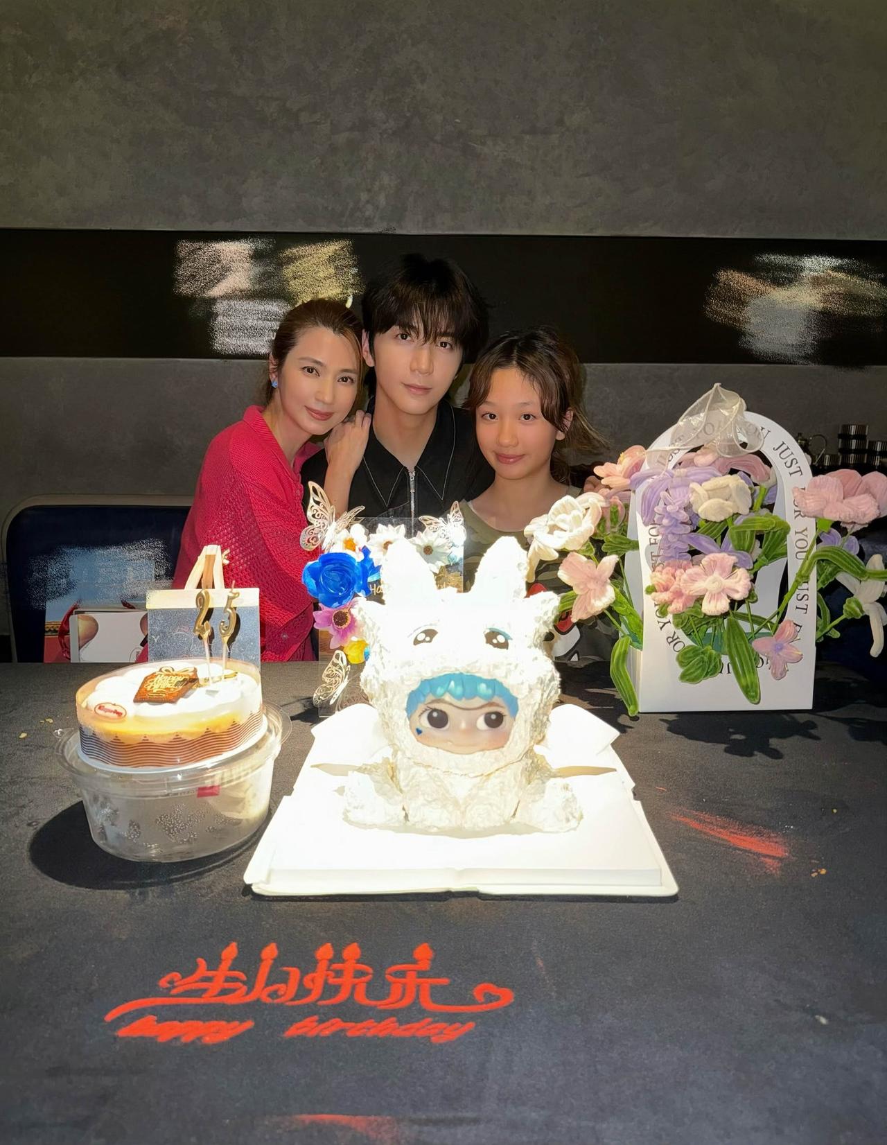 8月16日，洪欣为儿子张镐濂庆25岁生日，一句“宝贝仔”，满满的都是母爱。洪