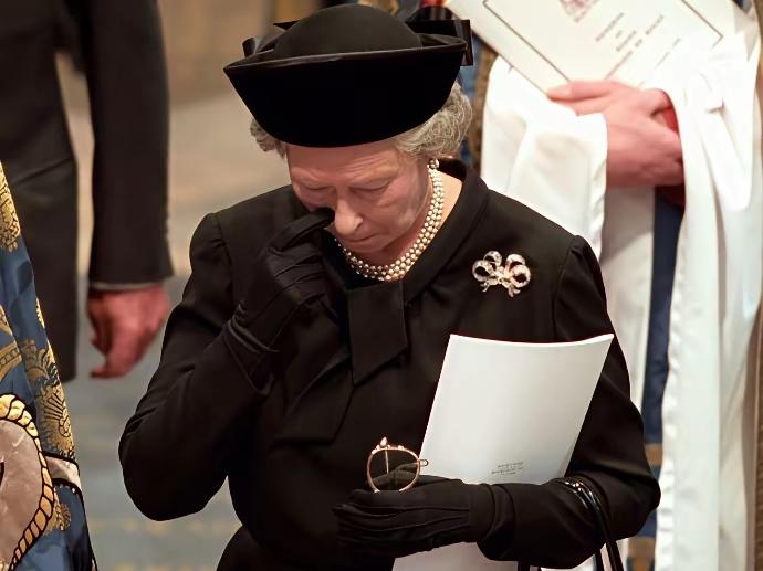 戴安娜的葬礼上，英女王的表情和动作，多少有点“耐人寻味”呀！没有眼泪，却刻意在