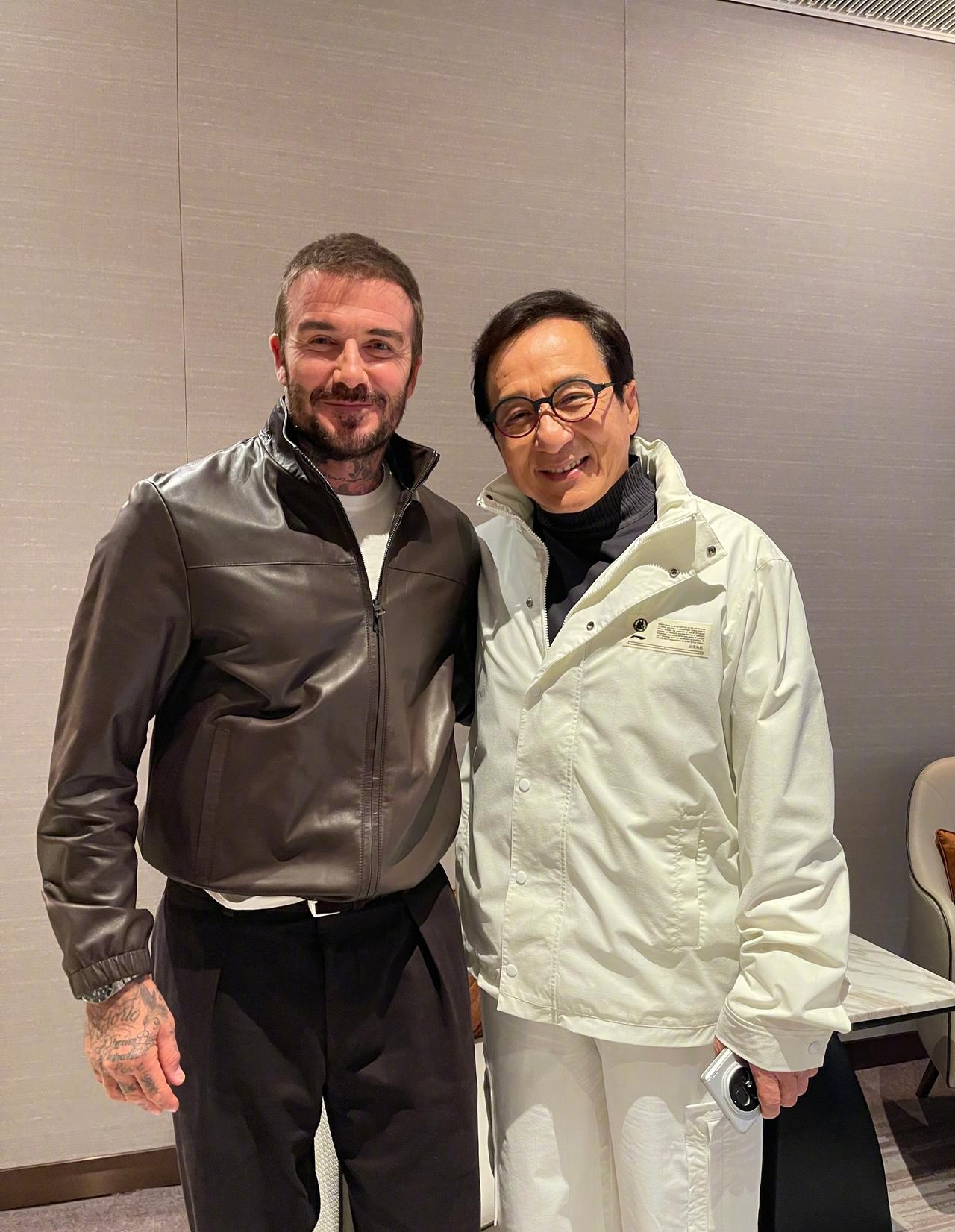 不懂就问，成龙用的手机是什么牌子的？你们知道吗？从镜头Deco以及摄像头排布