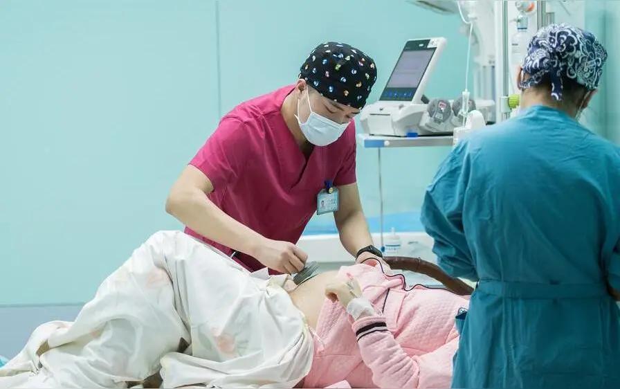 妇产科男医生这么多有一个少妇，去医院妇产科生孩子。该临产了，没想到接生的是位青