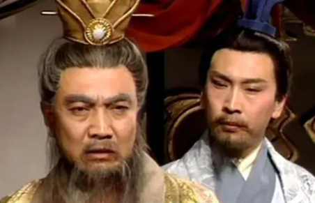 公元176年，22岁的曹操在大婚之日，隔着纱巾，瞅见了新娘圆润的下巴，和雪白的肌
