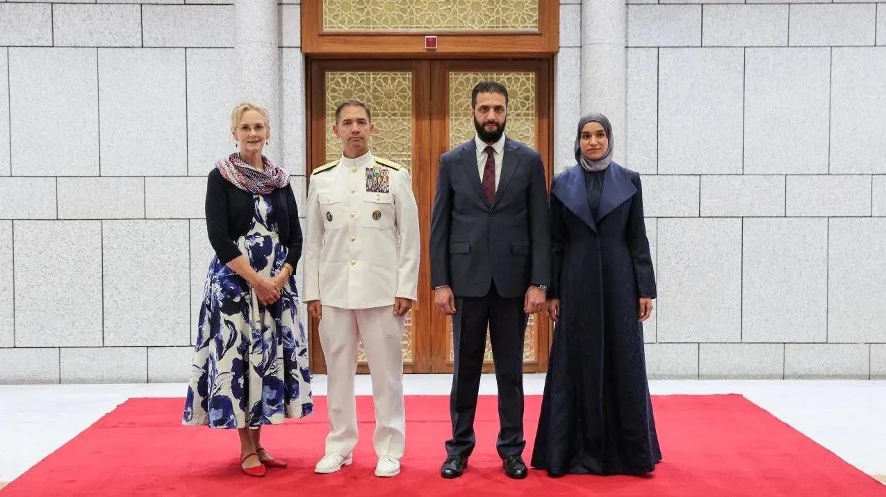 这是今年9月朱拉尼带着老婆接见美国司令夫妻的相片，朱拉尼跟他老婆人中怎么这么短？