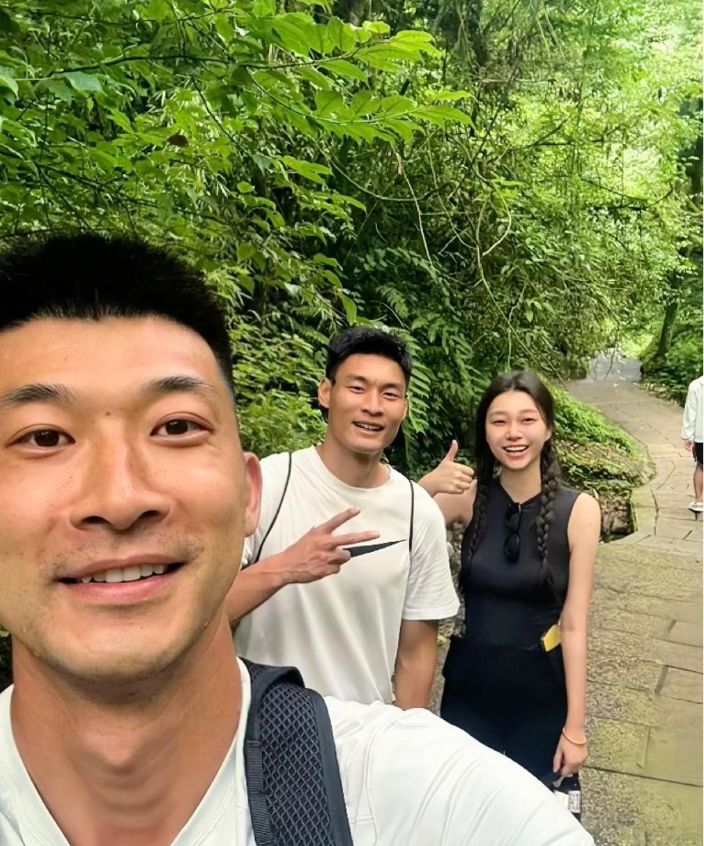 成都蓉城的球员刘殿座利用假期带着韩鹏飞夫妇一起到著名的避暑胜地——大邑西岭雪山的