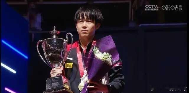 在成都混团世界杯备战训练中，孙颖莎观察到王楚钦抛球瞬间球体已带旋转，脱口调侃：“