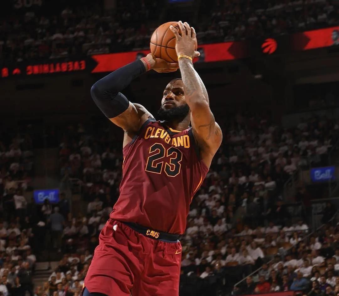 不只是大多数人认为，连詹姆斯都觉得是自己最强赛季！詹姆斯在接受媒体采访时被问及职