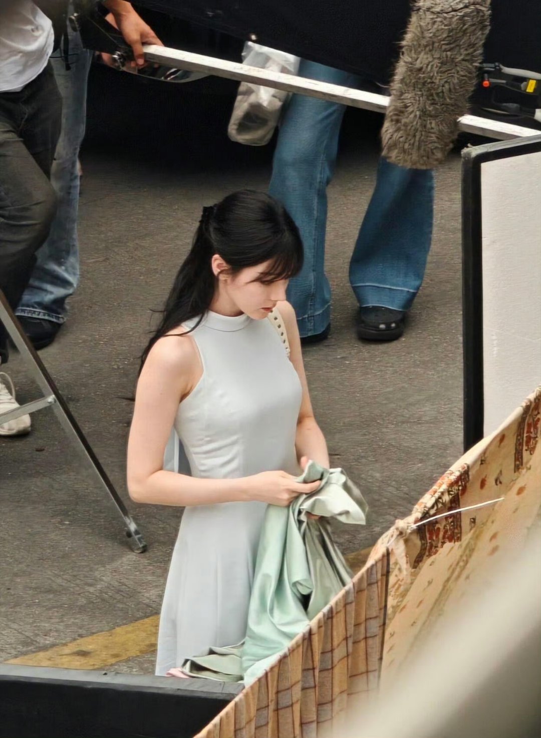 迪丽热巴卫蓝白色连衣裙自带香味的白月光女神[爱心]怎么可以这么好看！！！！​​