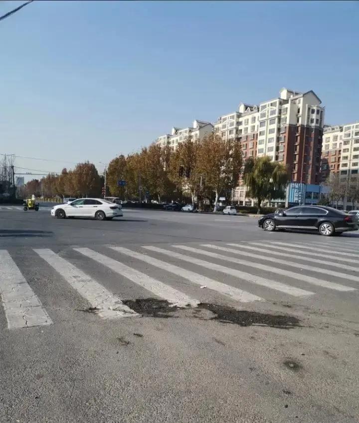 最近郑州富士康招工火爆，领导要求员工每人至少推荐一个，干满三个月除正常月薪500