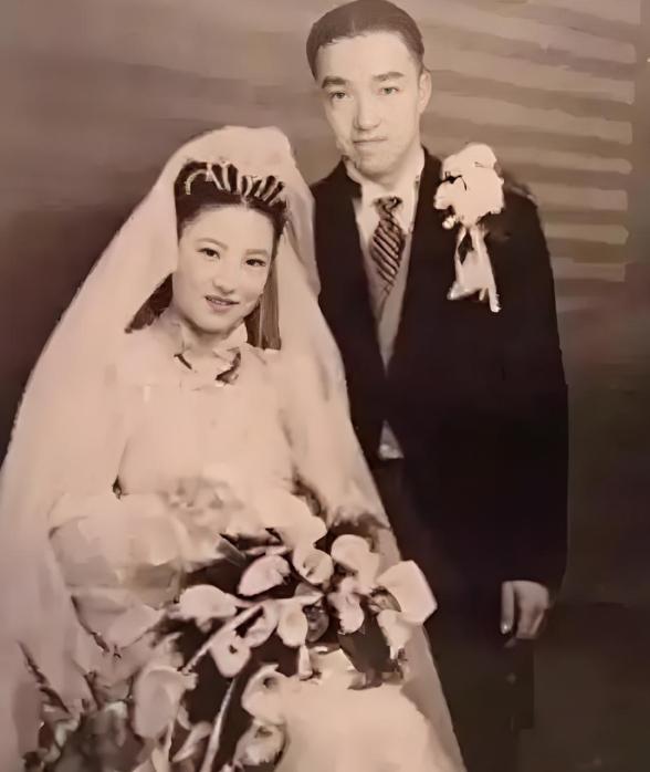 1939年，40岁的白兰花勾引宋霭龄23岁的儿子，在马尼拉成婚。宋霭龄气得浑身颤