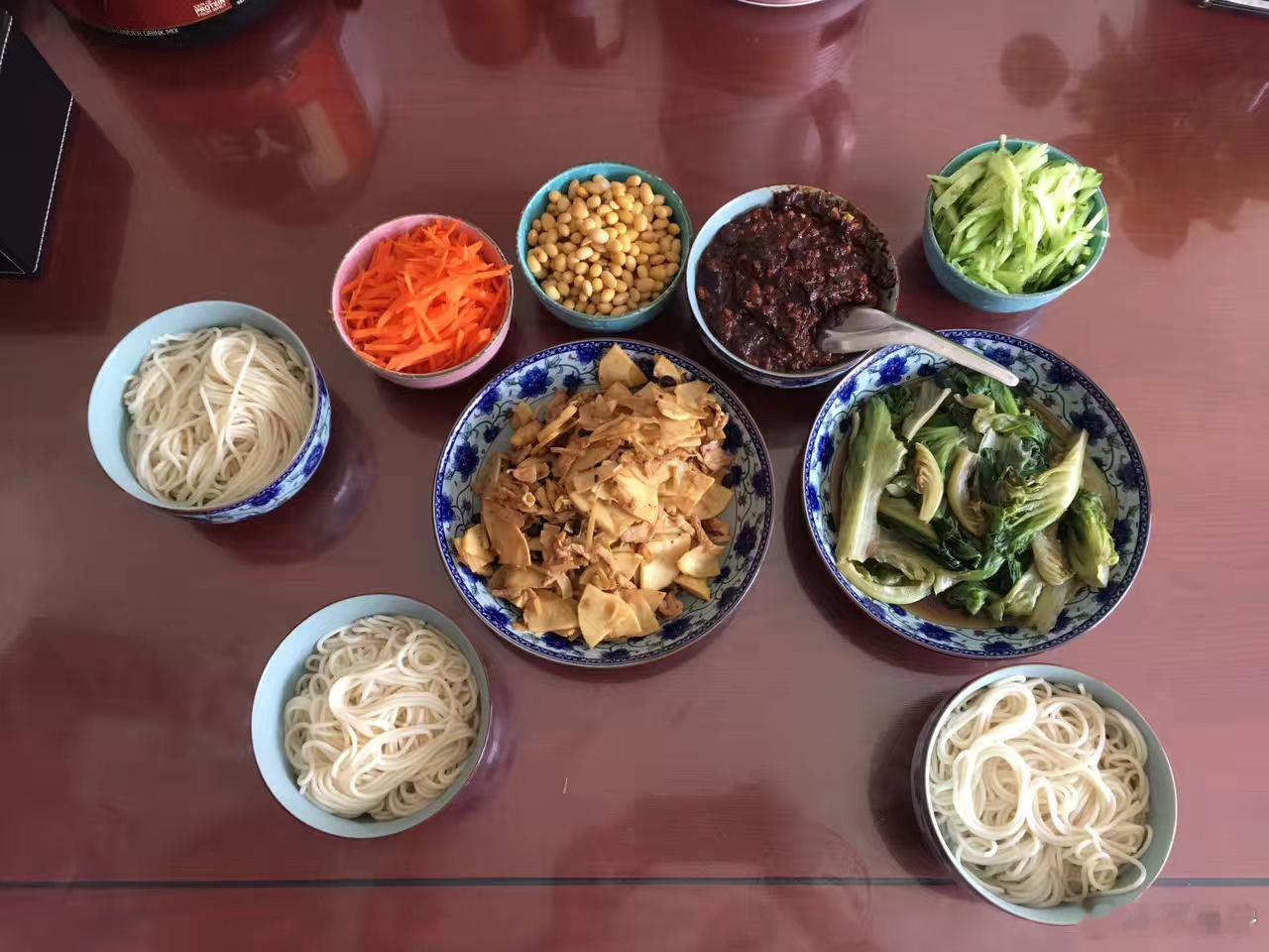 黄仁勋去吃了炸酱面炸酱面应该是我最爱吃的东西，特别是我姥姥做的。小的时候上学在