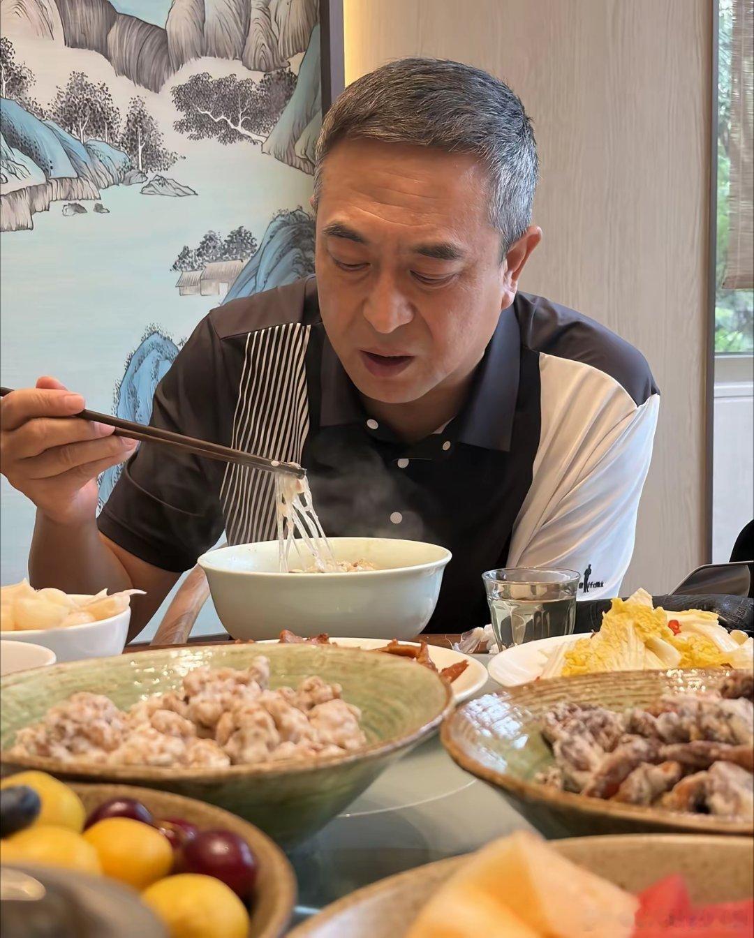56岁张嘉益和朋友在一间陕西餐馆吃牛肉泡馍被偶遇，他的双鬓花白，容貌看起来苍老了