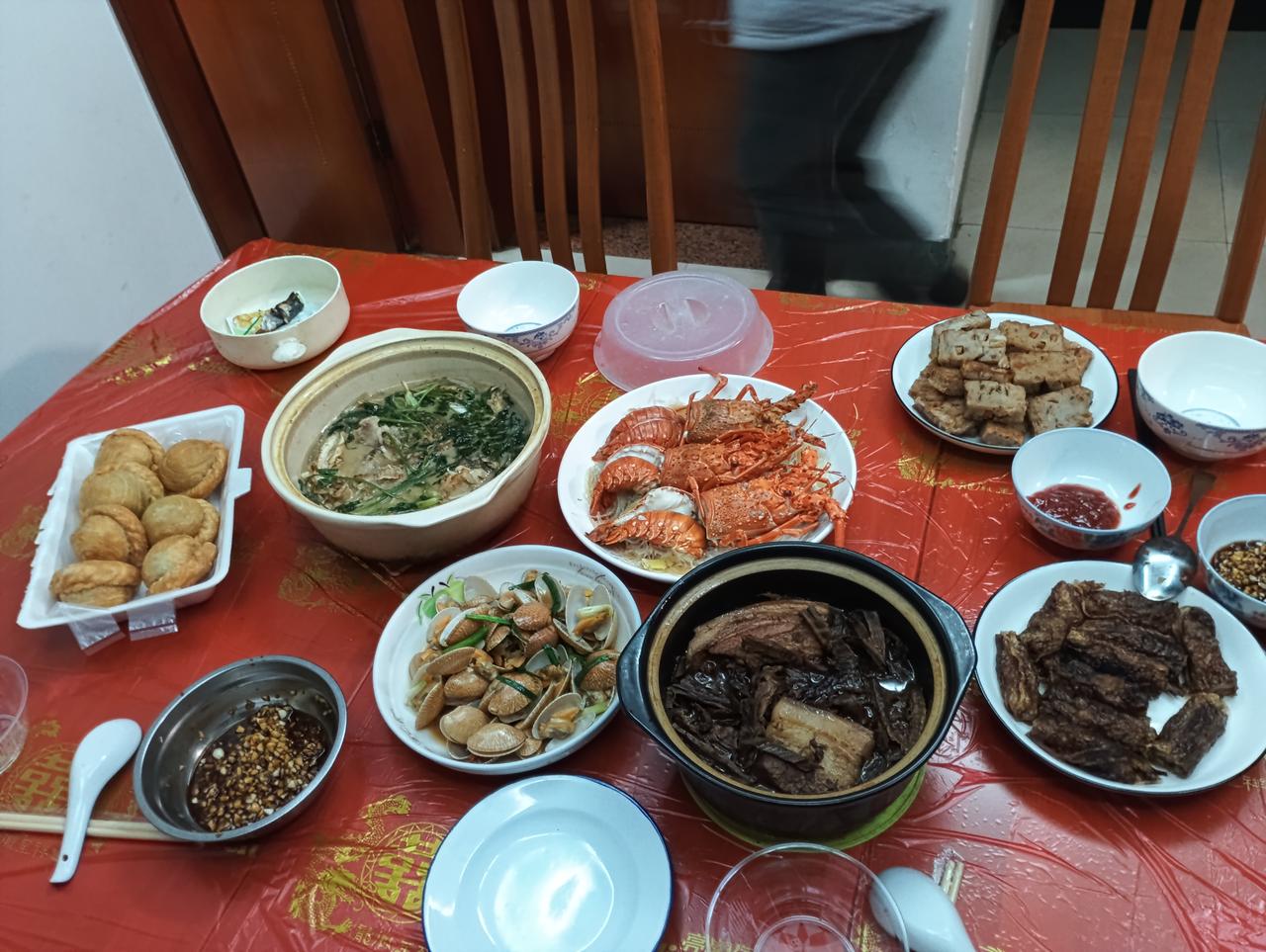 今年年夜饭，我家餐桌最拿得出手的硬菜，必须是这道小青龙蒸粉丝。端上桌红红火火，颜