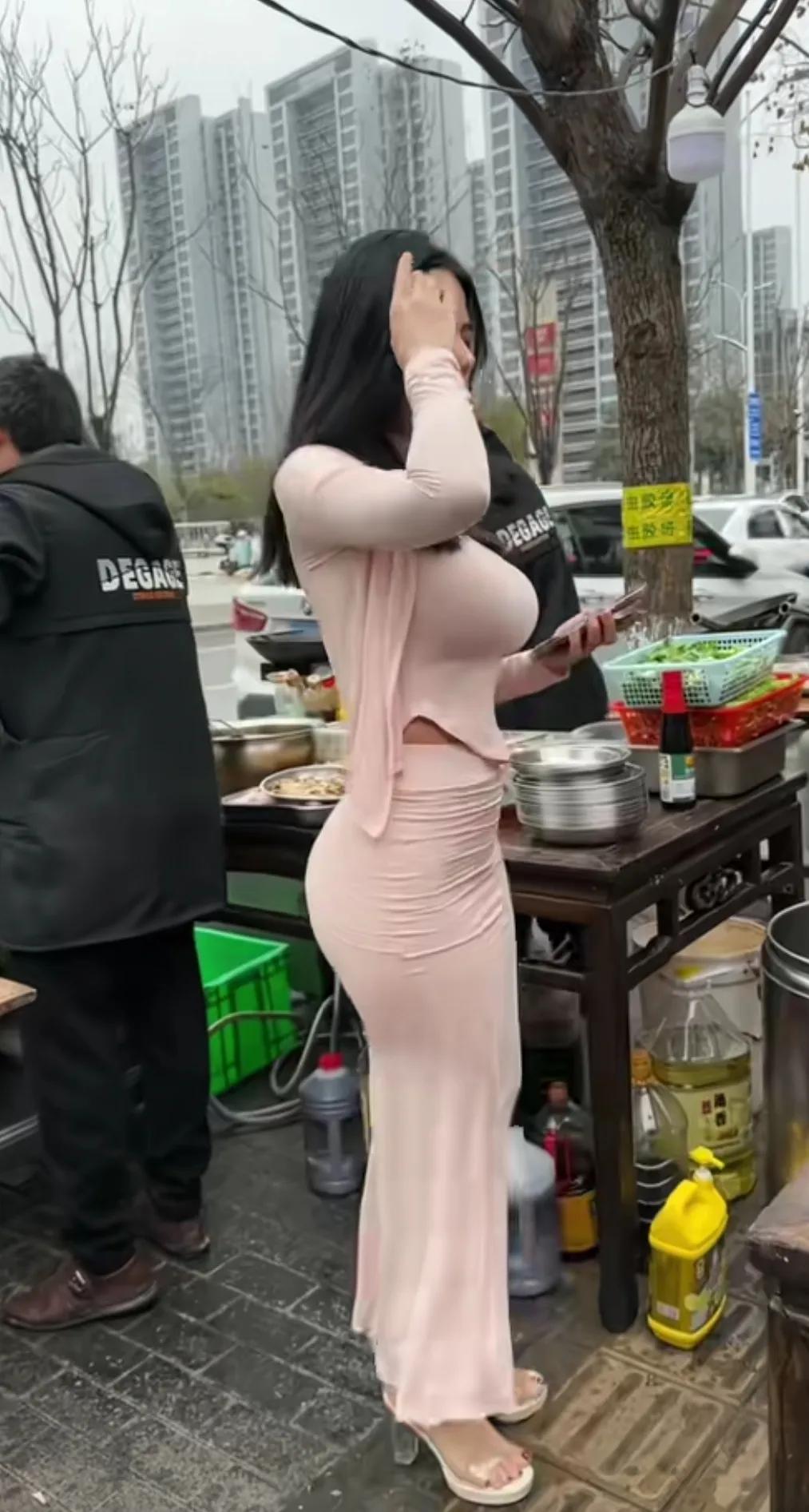 美食街上的时尚辣妹，诱人美食等你来尝！😍🍔🍜辣妹子好漂亮美女也要吃饱饱