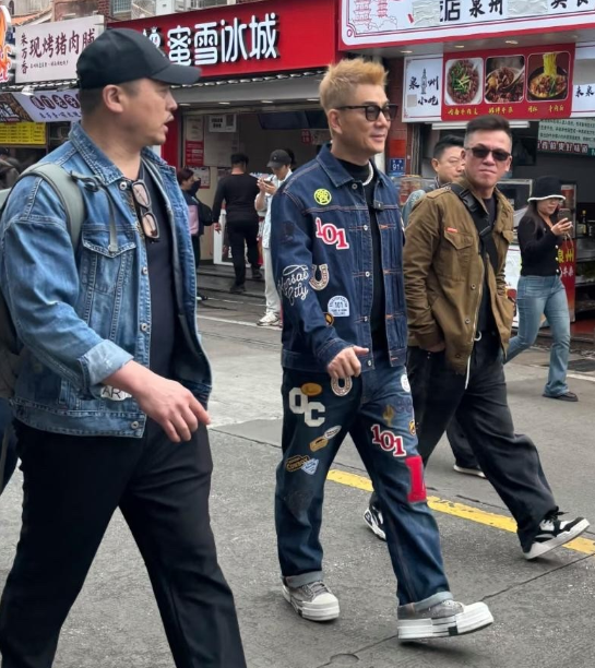 60岁的任贤齐现身泉州他是真的不会老吗？60岁的人还是这么的阳光，整个人看起来