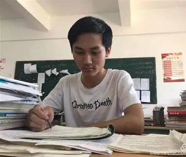 寒门研究生苦干9年，往家里转账70多万，回乡后心寒至极，当场砸烂客厅旧电视