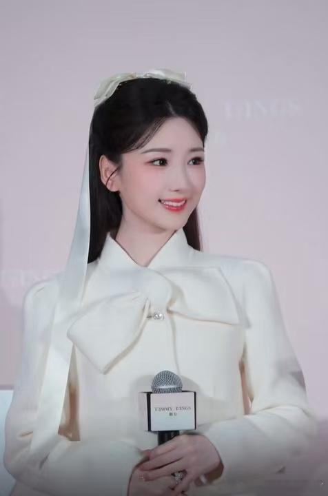 毛晓彤好美好萌的小猫啊😭毛晓彤的贵卡造型加一毛晓彤内娱贵姐一