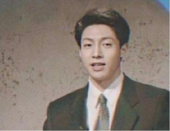 1998年，撒贝宁去央视面试，领导肖晓琳一看到他，转头就走入办公室锁上门，问同事