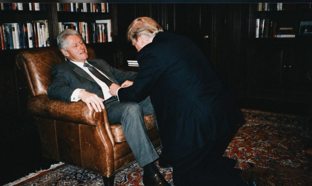 据说是萝莉岛最新曝光照片。坐着的人都知道是谁，不说也罢；背对着的是谁？这个人看背