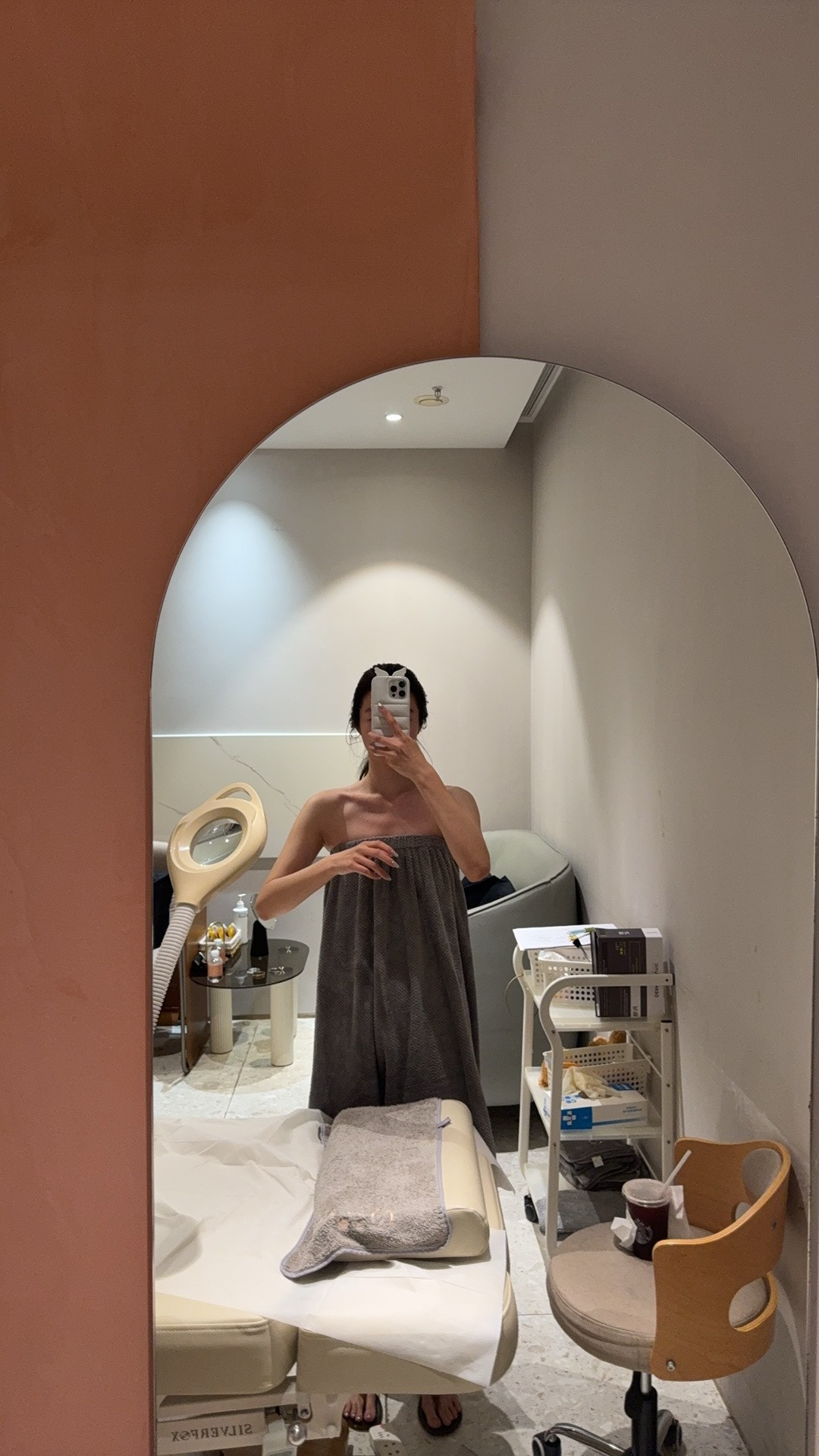 给自己安排了个全身美白[微笑]然后在家窝几天照照灯准备下一期的款姐的秋冬快来
