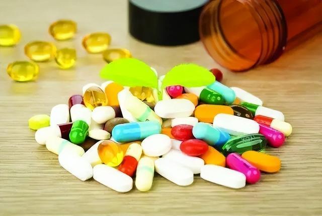 中国创新药企身上正在发生一种奇特的撕裂感：一边是FDA的大棒不断落下，一边是出海