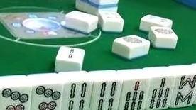 3个红中捏在手里，他却主动点了炮。红中麻将桌上有个潜规则——万能牌不是让你赢的