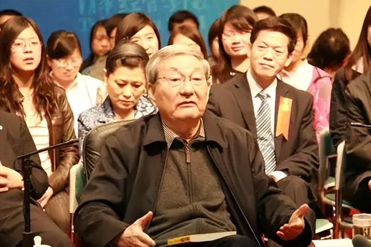 2001年6月，朱镕基回到清华经管学院。这一天，他正式辞去清华大学经济管理