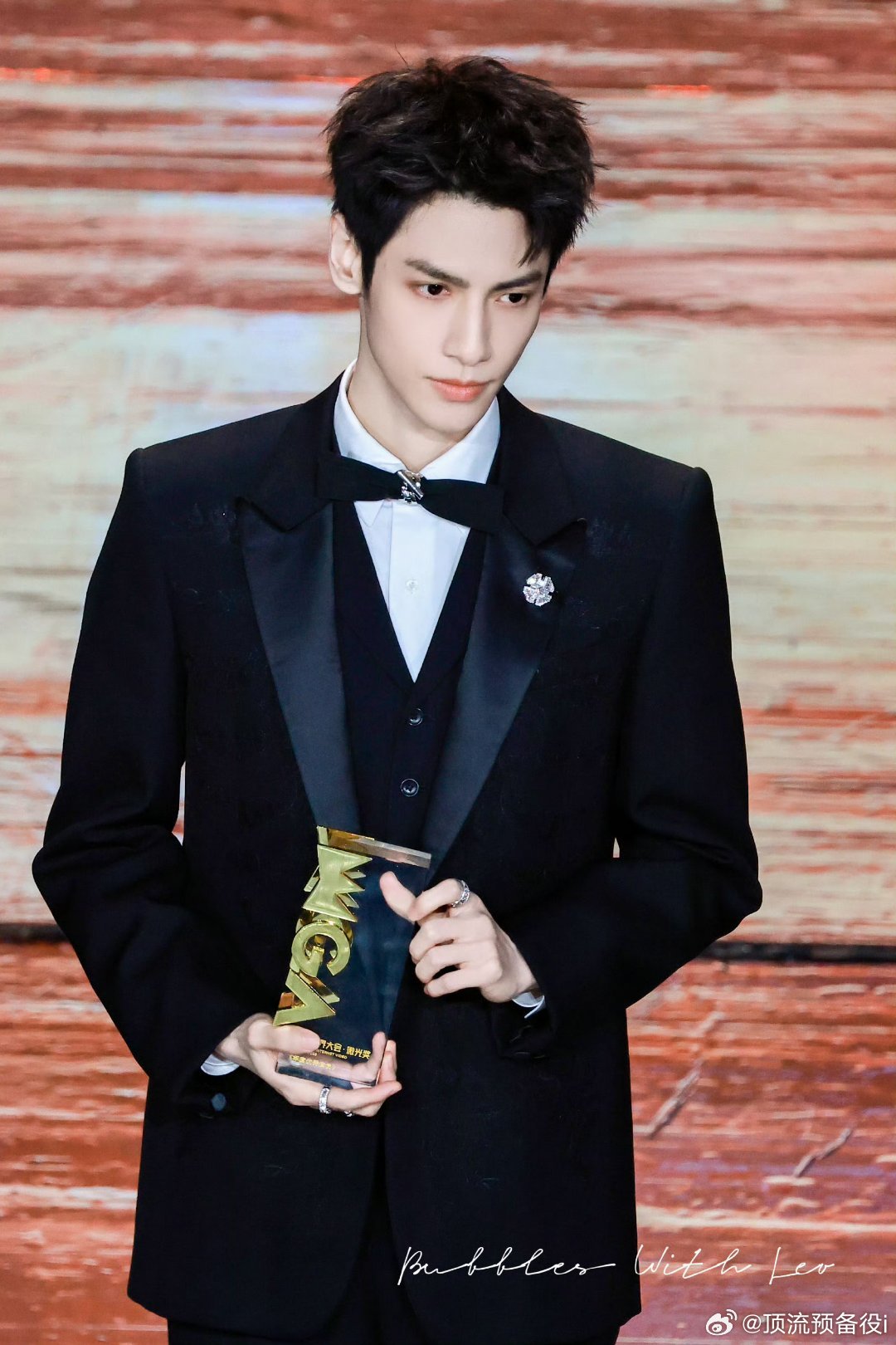 罗云熙微博视界大会两套造型领奖这套西装也太帅了[抱抱][抱抱][抱抱]​​