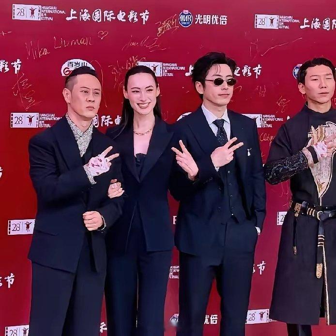 梁洛施公开和男友马浴柯（马裕河）亮相上海国际电影节，令人震惊的是马裕河右手好像受