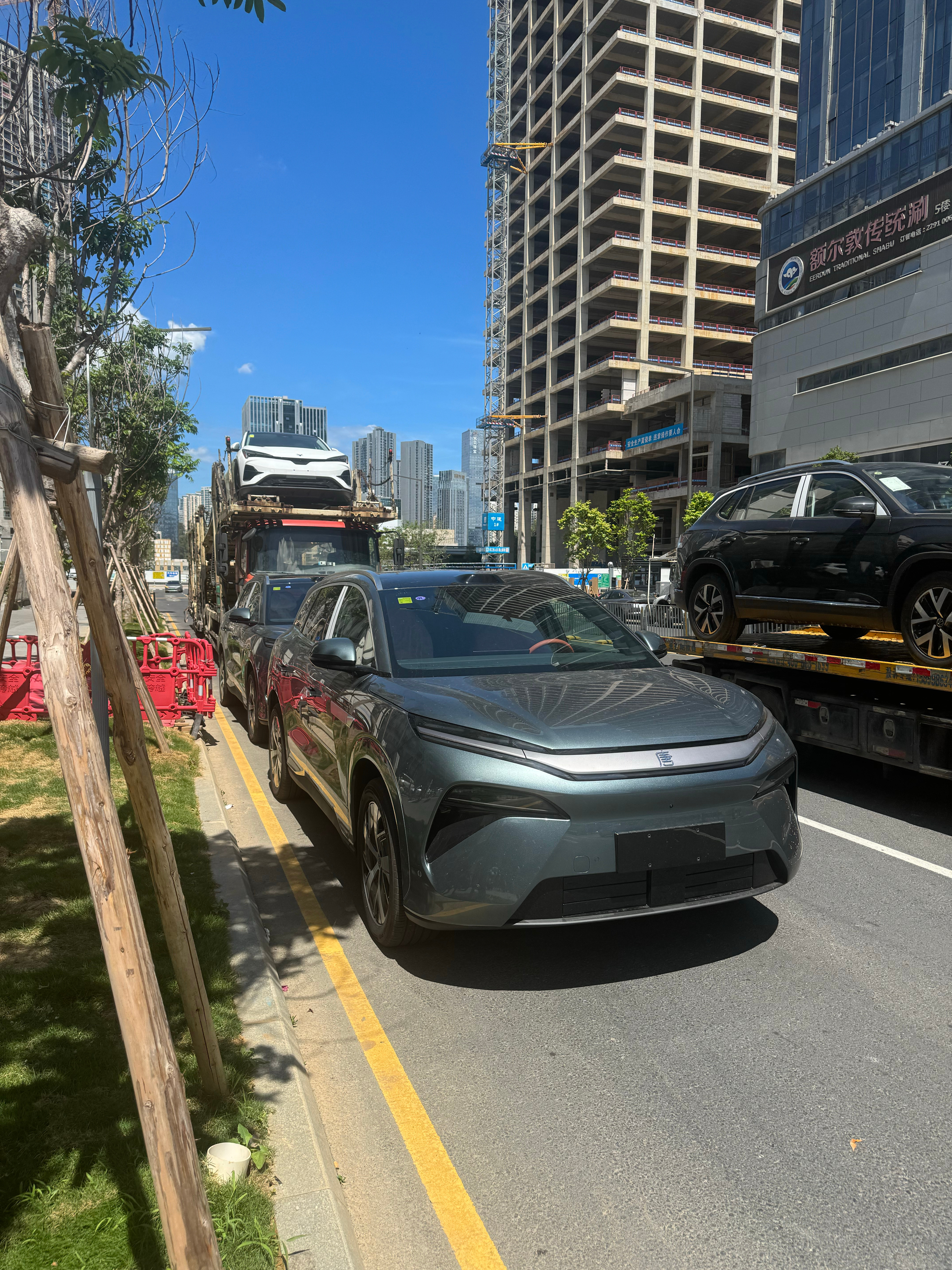 路遇两台比亚迪唐L，这颜值你们觉得怎么样？比亚迪​​​