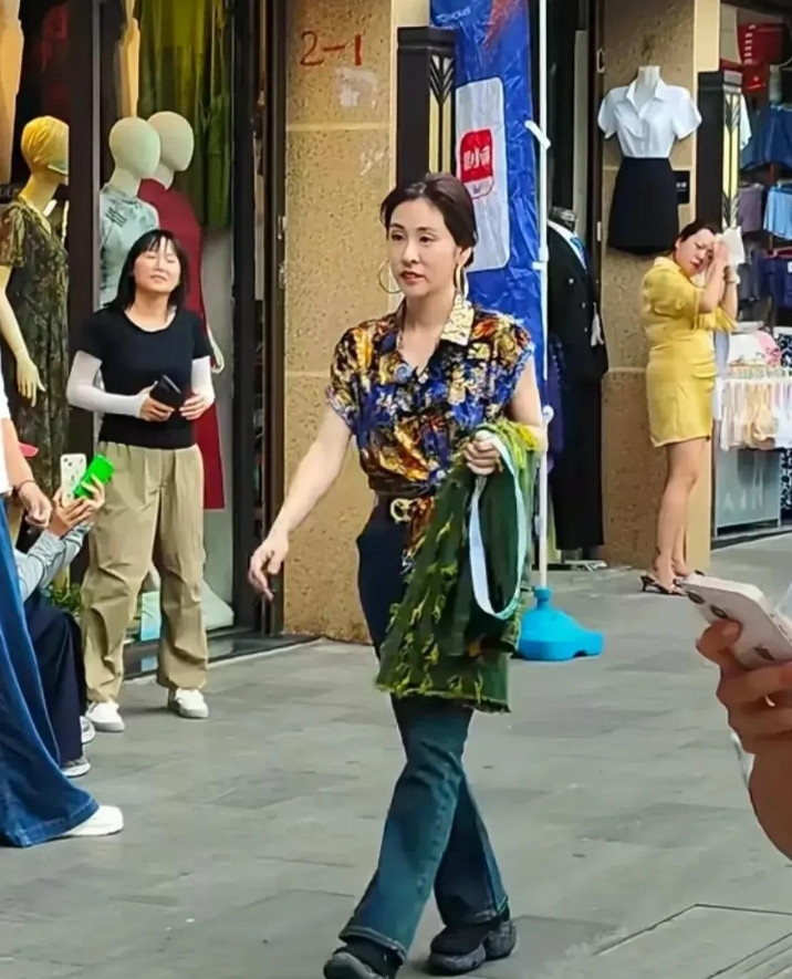 路人镜头下的张碧晨，确实看出实际年龄了，差不多就是36岁的样子，和她的真实年龄相
