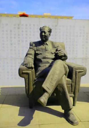 从今天的乌克兰和泽连斯基的困境来看，就明白当年毛主席的决策有多高明了！当初解放战