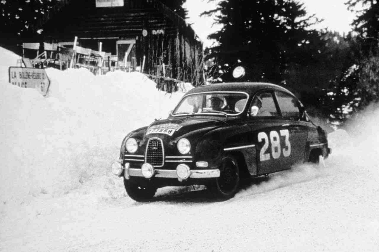 白雪，拉力，甩尾，人群。MINI，保时捷，Alpine；蓝旗亚，斯巴鲁，三菱；还